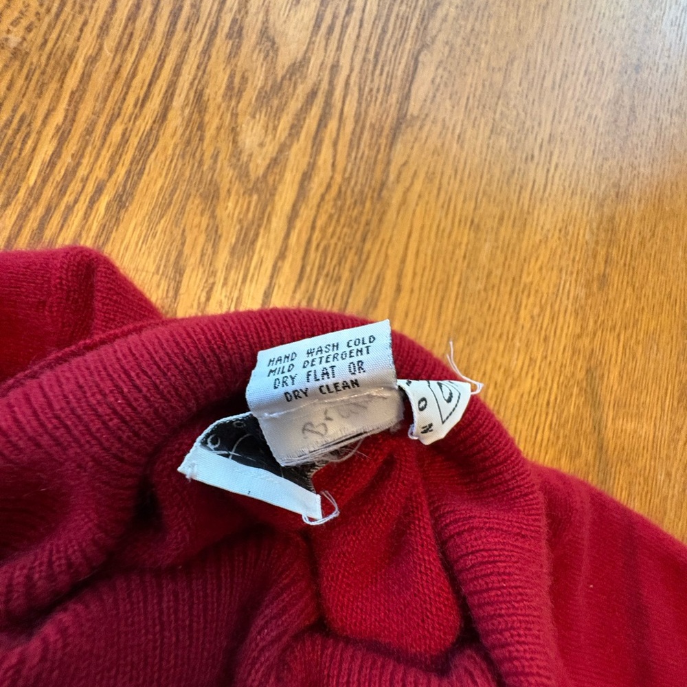 Saks Fifth Avenue Vintage 90’s Y2K Red Cashmere Turtleneck Sweater Size M - Picture 5 of 8